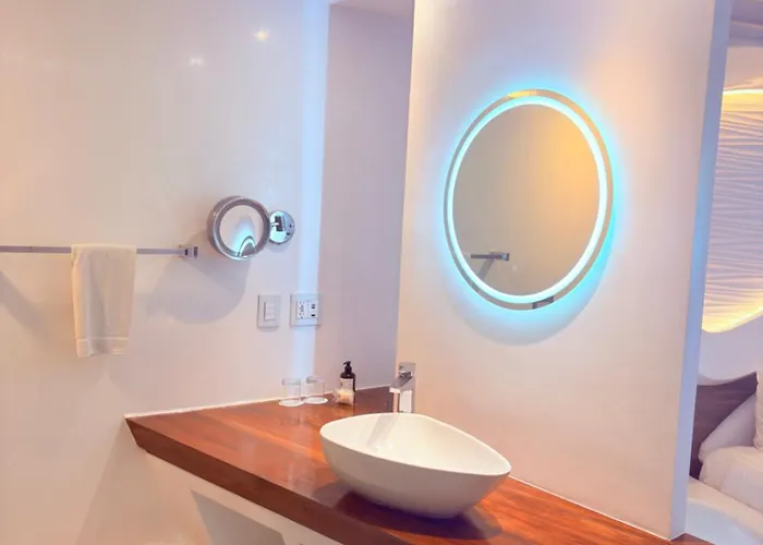 Luxury Beachfront Escape At The Carmen Hotel apartamentowy
