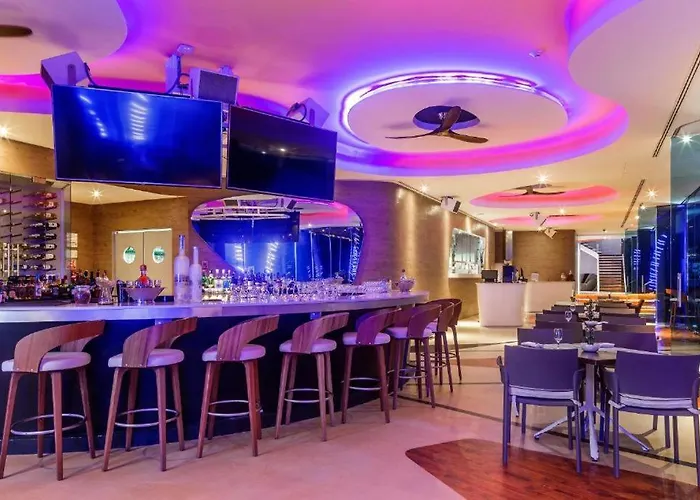 Luxury Beachfront Escape At The Carmen Hotel apartamentowy