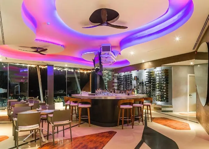 Hotel apartamentowy Luxury Beachfront Escape At The Carmen