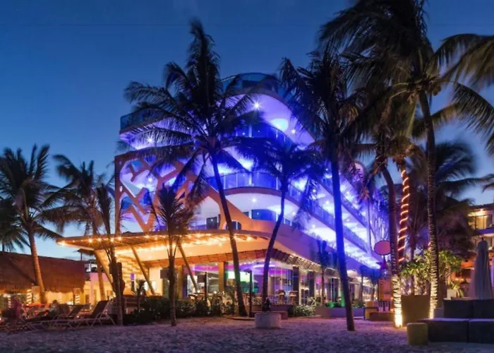 Hotel apartamentowy Luxury Beachfront Escape At The Carmen *