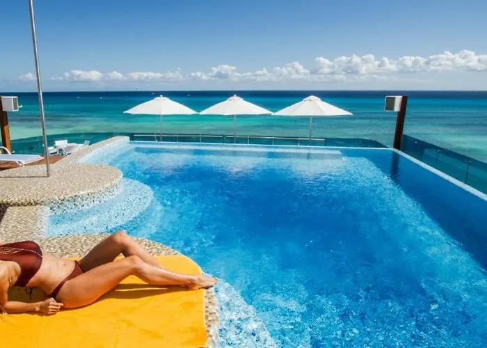 Luxury Beachfront Escape At The Carmen Hotel apartamentowy